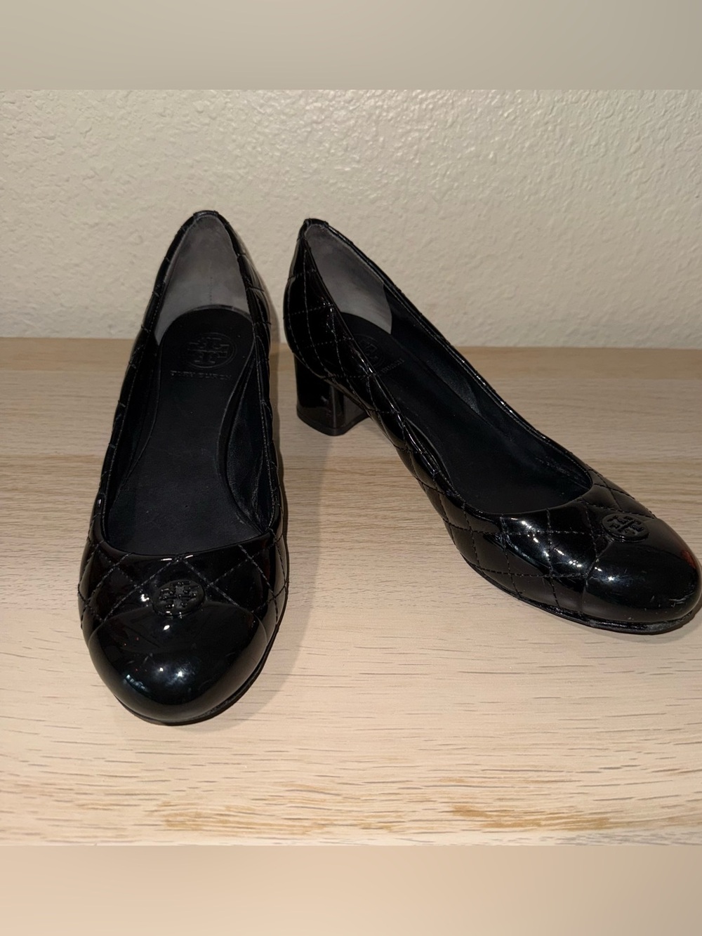 Tory Burch Black Patent Leather Quilted Pumps Size 8M Block Heel Logo Shoes